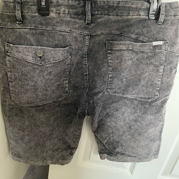 Men’s Volcom shorts, grey corduroy in size 34 - Picture 3 of 6